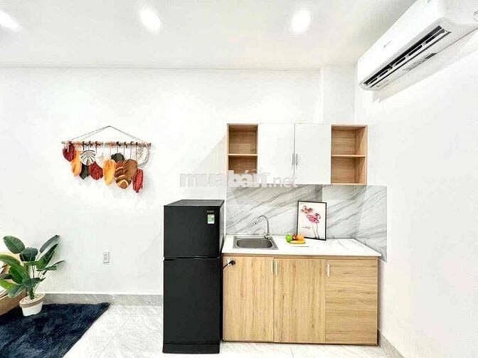 Phòng cửa sổ thoáng, có nội sẵn nội thất ngay vòng xoay Trung Sơn