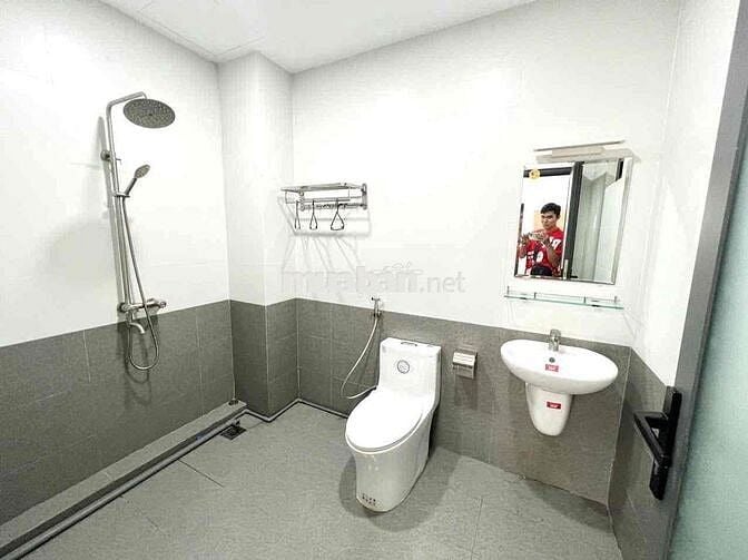 Phòng cửa sổ thoáng, có nội sẵn nội thất ngay vòng xoay Trung Sơn