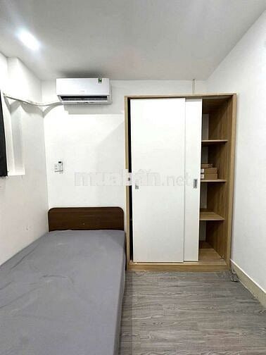 1 phòng ngủ giá cực rẻ có ban công gần phố ẩm thực Phan Xích Long