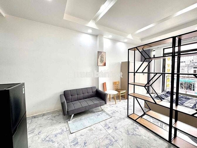 phòng ban công siêu thoáng rộng rãi full nội thất có 1  phòng duy nhât