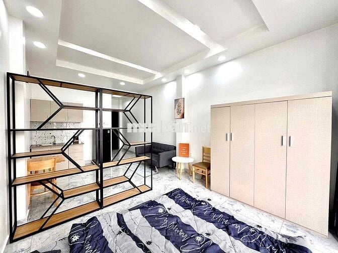 phòng ban công siêu thoáng rộng rãi full nội thất có 1  phòng duy nhât