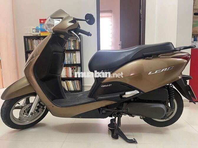 Xe máy Honda Lead màu vàng đồng, đời 2010