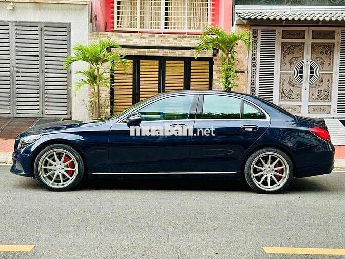 Mercedes C200 đồ chơi hơn 100tr