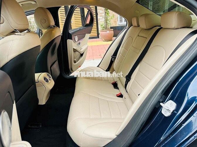 Mercedes C200 đồ chơi hơn 100tr