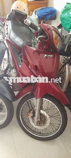 Xe máy Honda Future màu đỏ, chạy xăng