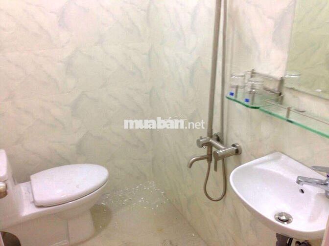 Nhà thuê giá rẻ 3 lầu 3 phòng ngủ hẻm Hòa Hưng, quận 10
