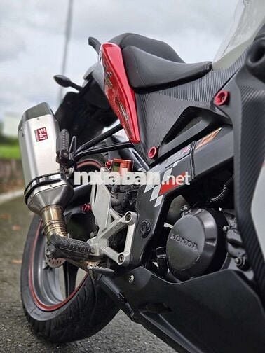 Em muốn bán chiếc Honda CBR150R cực đẹp