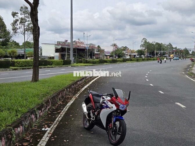 Em muốn bán chiếc Honda CBR150R cực đẹp