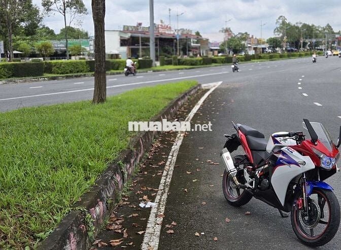 Em muốn bán chiếc Honda CBR150R cực đẹp