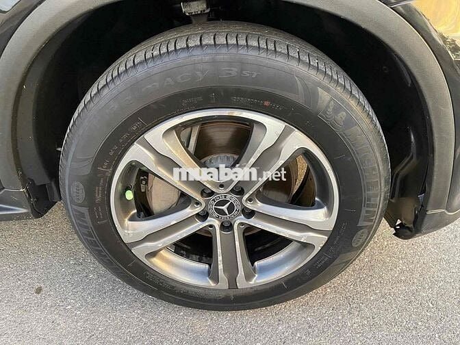 Mercedes Benz GLC250 4Matic sx 2017 màu đen/kem