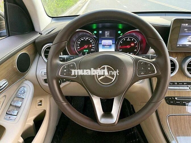 Mercedes Benz GLC250 4Matic sx 2017 màu đen/kem