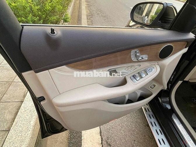 Mercedes Benz GLC250 4Matic sx 2017 màu đen/kem