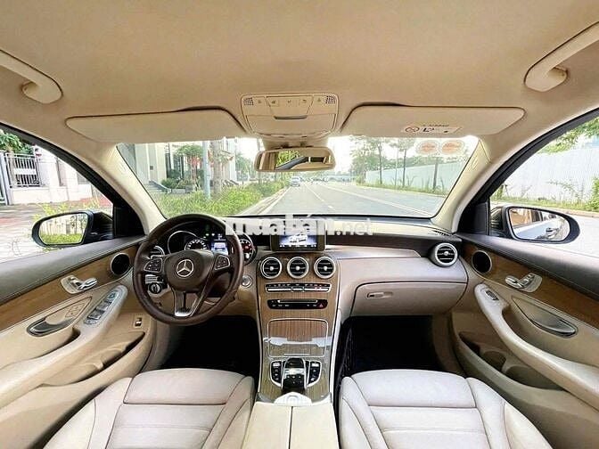 Mercedes Benz GLC250 4Matic sx 2017 màu đen/kem