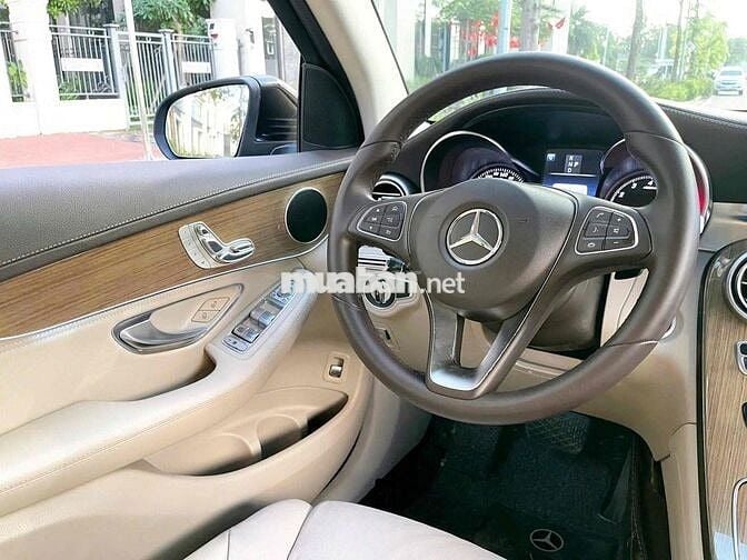 Mercedes Benz GLC250 4Matic sx 2017 màu đen/kem