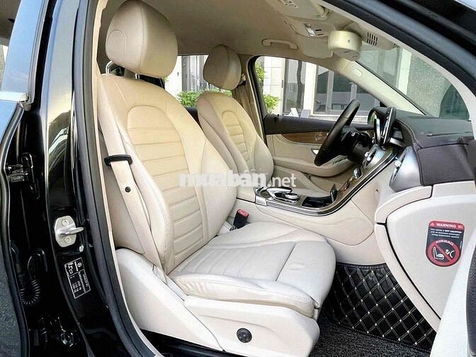 Mercedes Benz GLC250 4Matic sx 2017 màu đen/kem