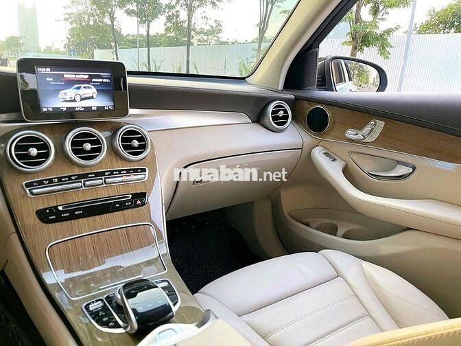 Mercedes Benz GLC250 4Matic sx 2017 màu đen/kem