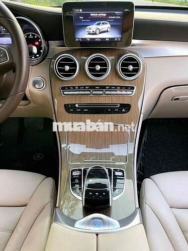 Mercedes Benz GLC250 4Matic sx 2017 màu đen/kem