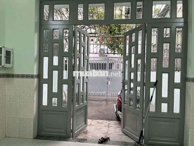 Nhà mới keng 4×20 sân rộng để 10 chiếc xe + miếng đất trống bên hông