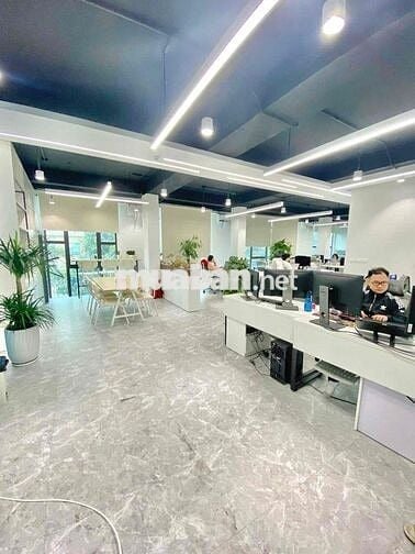 Cho thuê VP tại Hoàng Cầu 110m2 giá 21t 10m mặt tiền full kính mới ken