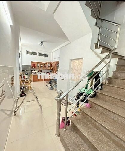 cần bán nhà 3 lầu 1 sân thượng