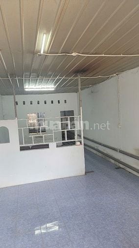 Cho thuê nhà cấp 4, rộng, hẻm xe tải.