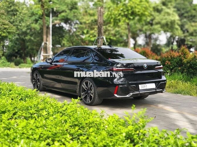 BMW 7 Series 2023 735Li M Sport - 16000 km