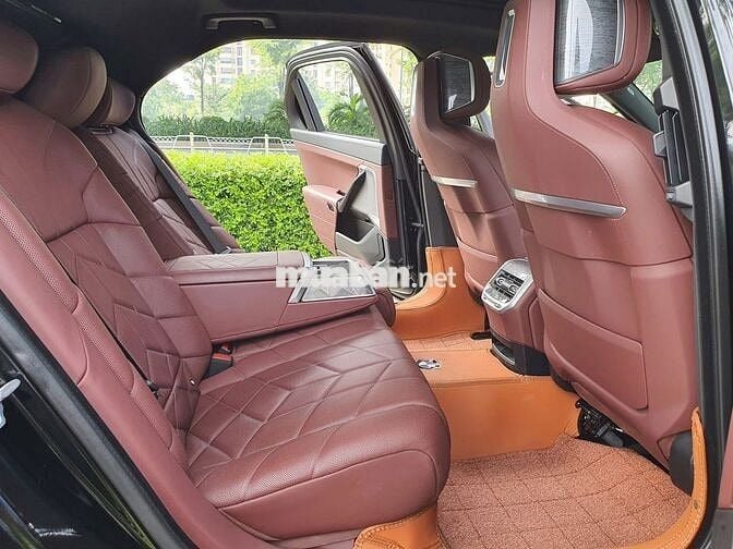 BMW 7 Series 2023 735Li M Sport - 16000 km