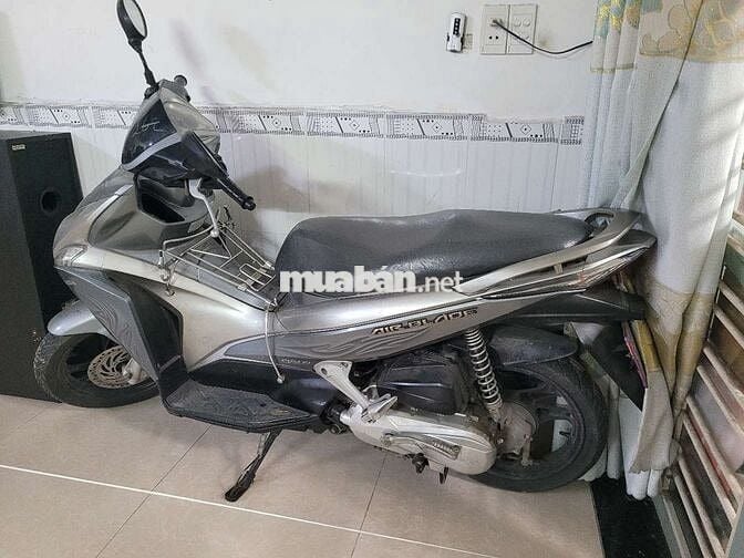 Xe máy Honda Air Blade màu bạc đã qua sử dụng