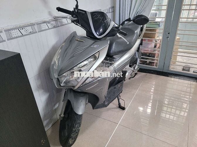 Xe máy Honda Air Blade màu bạc đã qua sử dụng