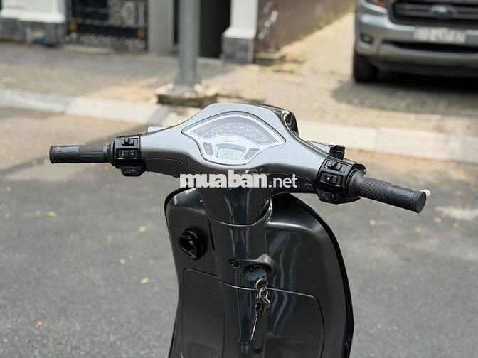 em cần bán xe vespa 125 iget abs nhà đi