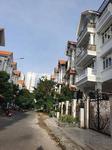 Bán nhà 45 đường số 10 kdc Himlam.Q7.dt:10x20m,giá:45tỷ
