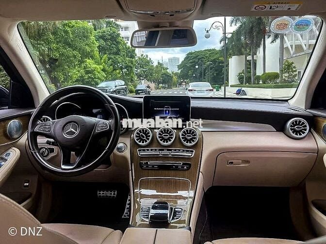 Mercedes Benz GLC250 4MATIC model 2020