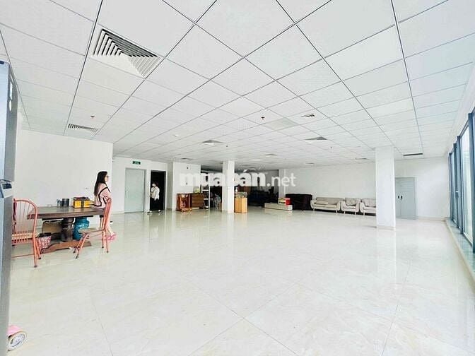 Cho thuê sàn văn phòng tại Hoàng Cầu 130m2 giá chỉ 22t view full kính