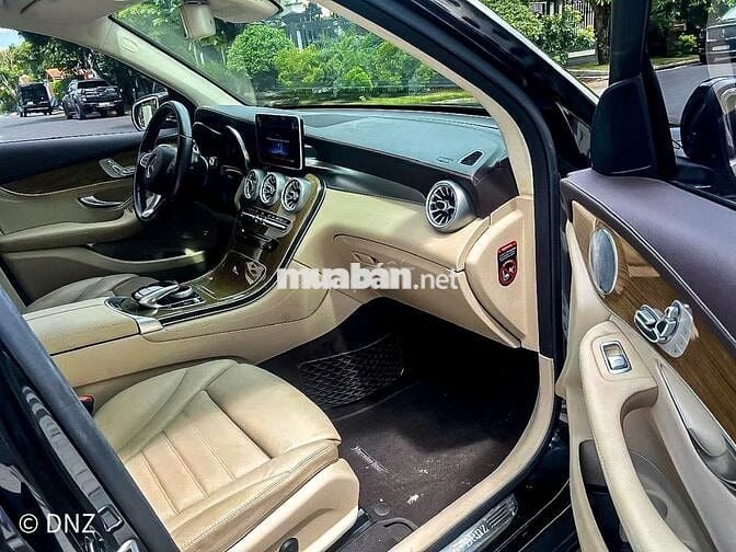 Mercedes Benz GLC250 4MATIC model 2020