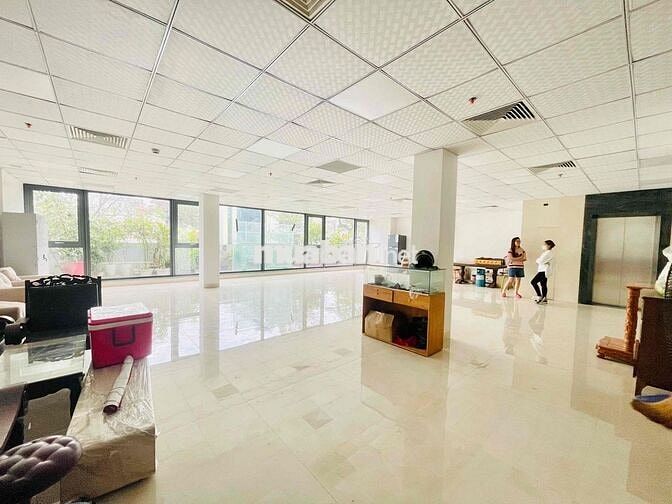 Cho thuê sàn văn phòng tại Hoàng Cầu 130m2 giá chỉ 22t view full kính