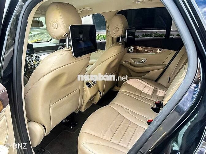 Mercedes Benz GLC250 4MATIC model 2020