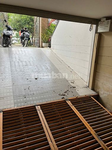 Bán nhà mặt phố ,1 hầm 3 tầng . Giá 18.5 tỷ 