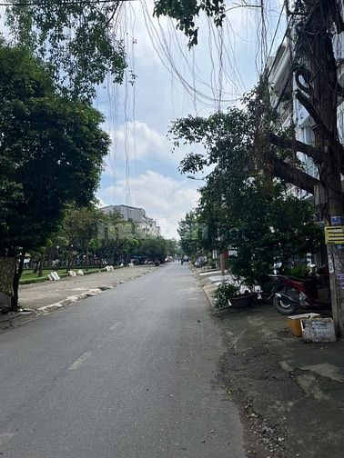 Bán nhà mặt phố ,1 hầm 3 tầng . Giá 18.5 tỷ 