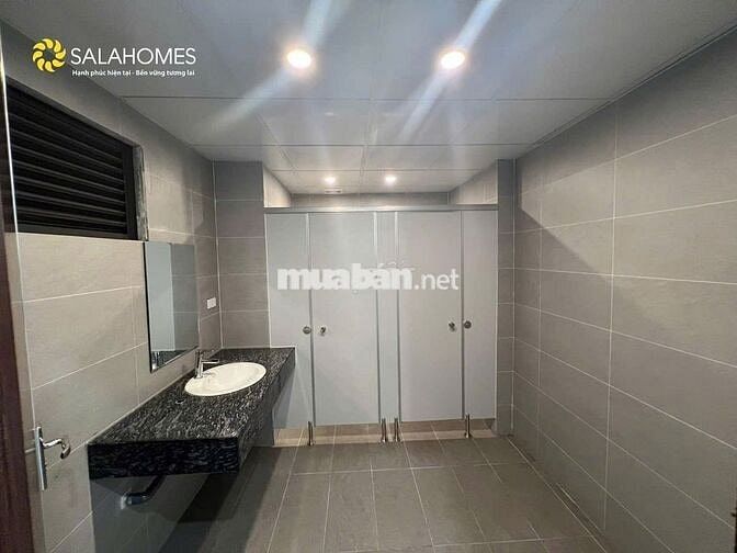 31-33 Võng Thị, tòa văn phòng 200m2.