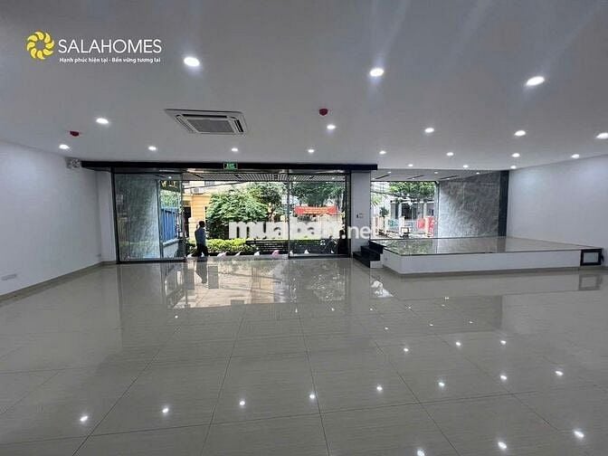 31-33 Võng Thị, tòa văn phòng 200m2.