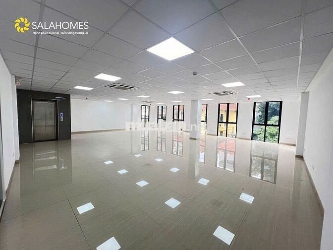 31-33 Võng Thị, tòa văn phòng 200m2.