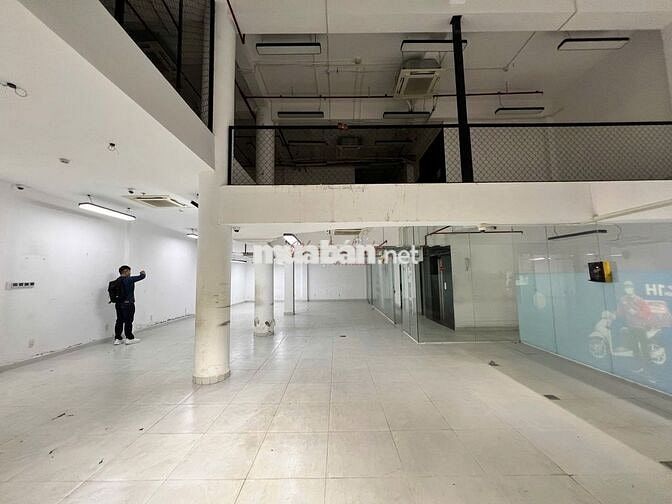 Trần cao 3m5 - Nguyễn Gia Trí (D2) - 7 tầng gần 2000m2 giá chỉ 2xx !!!