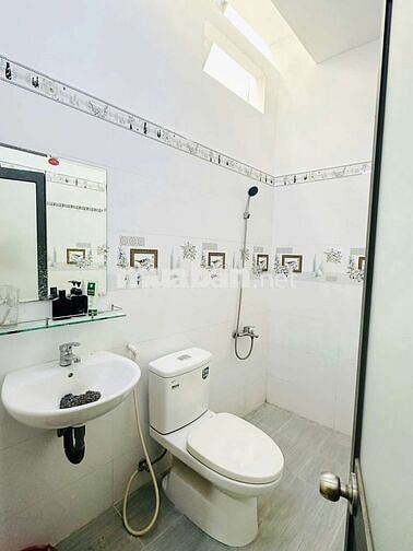 Nhà thuê Mặt Tiền Hoàng Xuân Nhị. Quận Tân Phú (2pn, 2wc). Dtsd 96m2