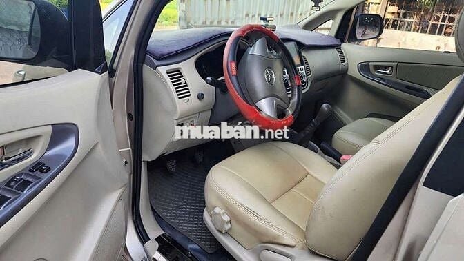 Toyota Innova  số sàn màu vàng cát
