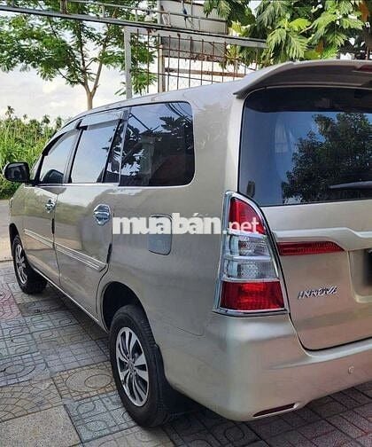 Toyota Innova  số sàn màu vàng cát