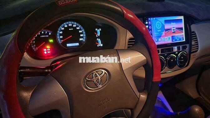 Toyota Innova  số sàn màu vàng cát