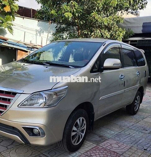 Toyota Innova  số sàn màu vàng cát