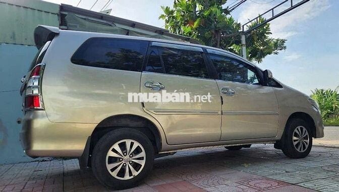 Toyota Innova  số sàn màu vàng cát