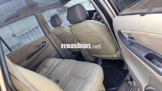 Toyota Innova  số sàn màu vàng cát