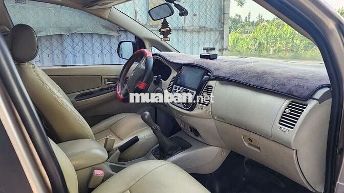 Toyota Innova  số sàn màu vàng cát